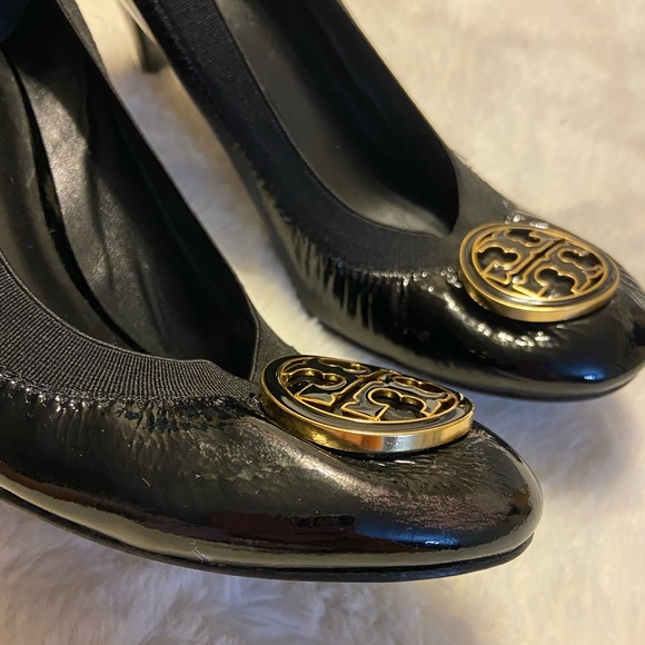 Tory Burch Caroline patent leather 3” heels with gold emblem size 9 - Picture 13 of 13